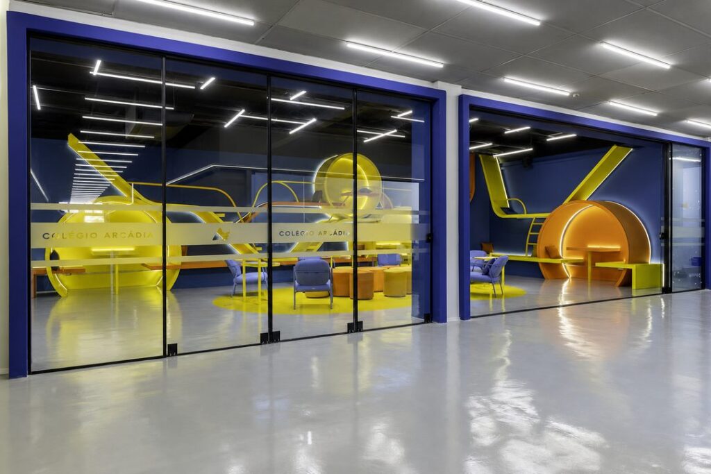 Espaço de convivência do Colégio Arcádia, projeto de arquitetura educacional do Estúdio Oito Meia