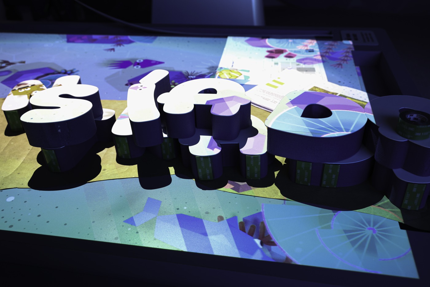 Detalhe dos elementos expositivos com projeção.