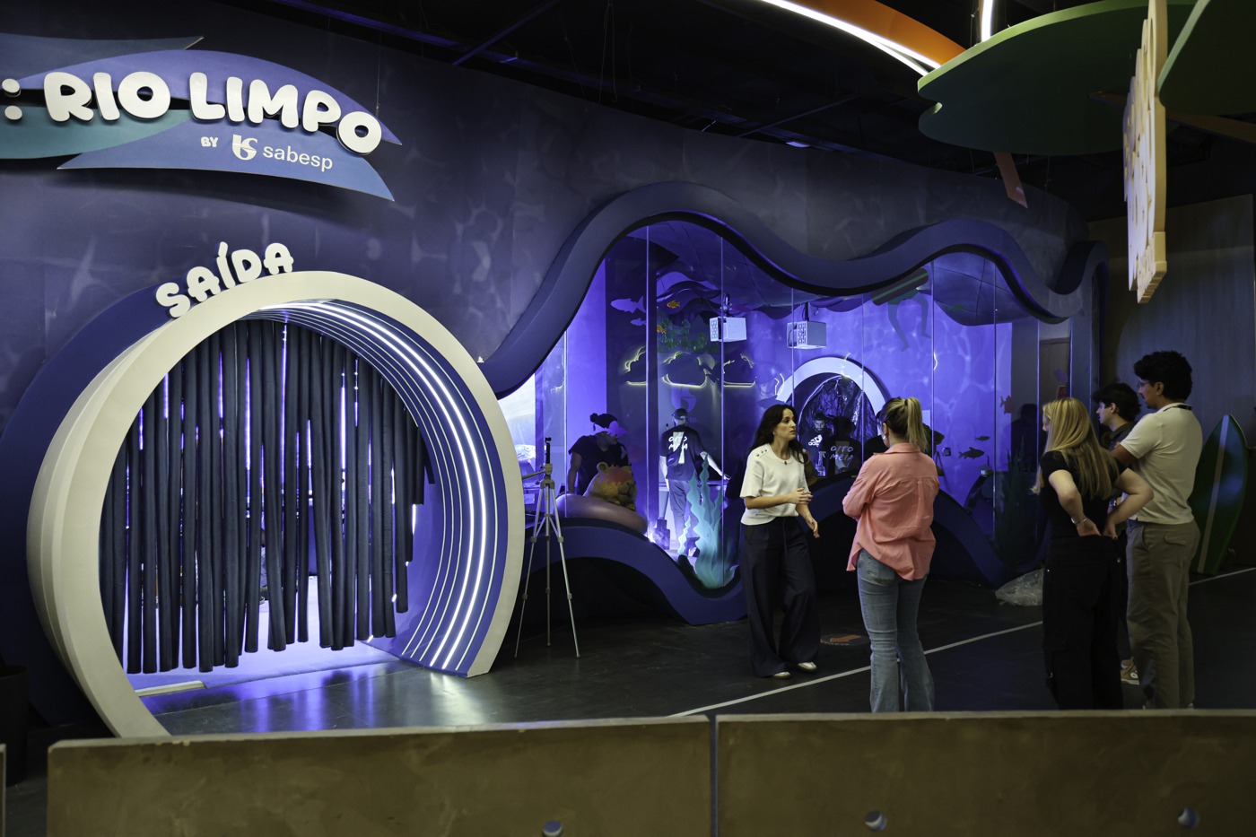 Cenografia e percurso da exposição com os elementos instalados.