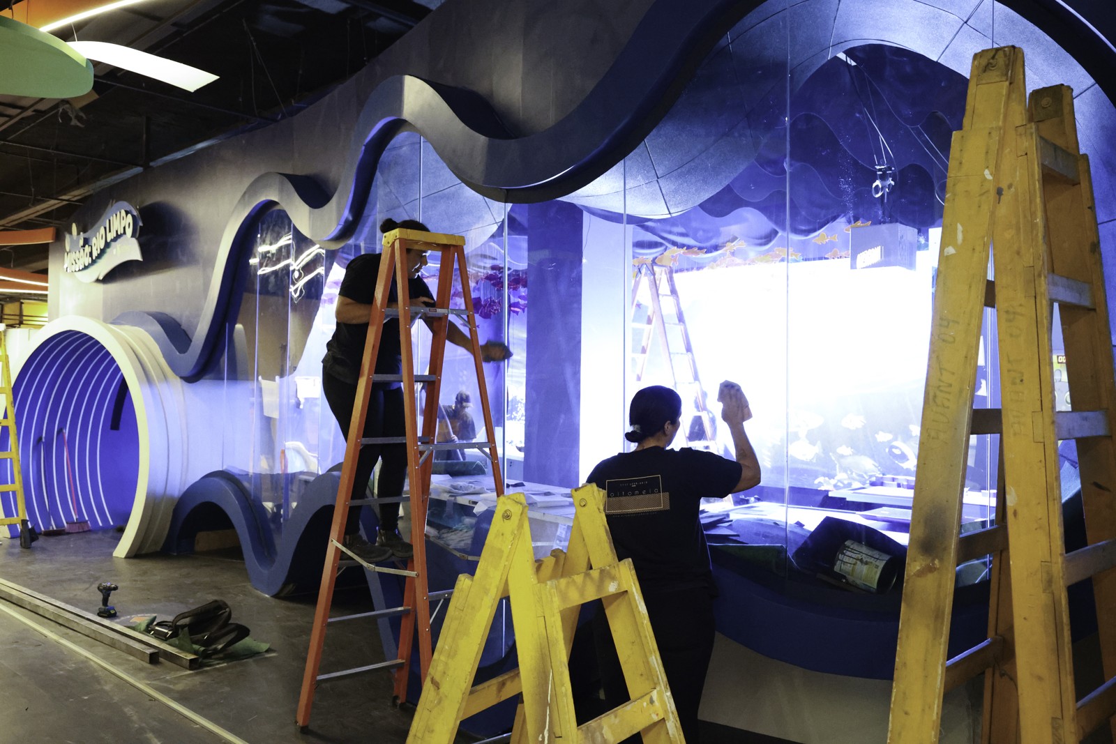 Equipe trabalhando na montagem da exposição Sabesp no Museu da Imaginação